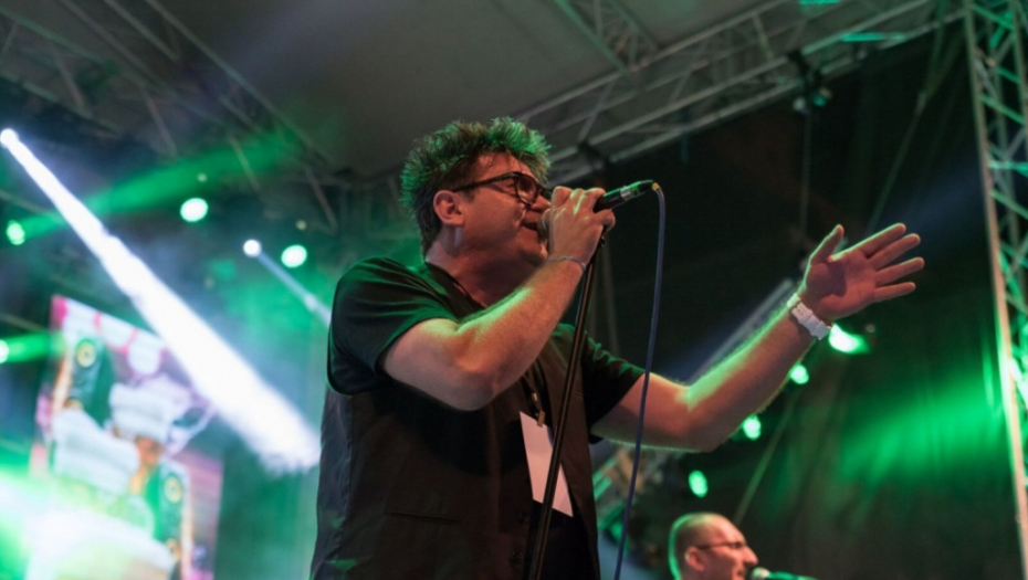 Crvena jabuka, Zrenjanin