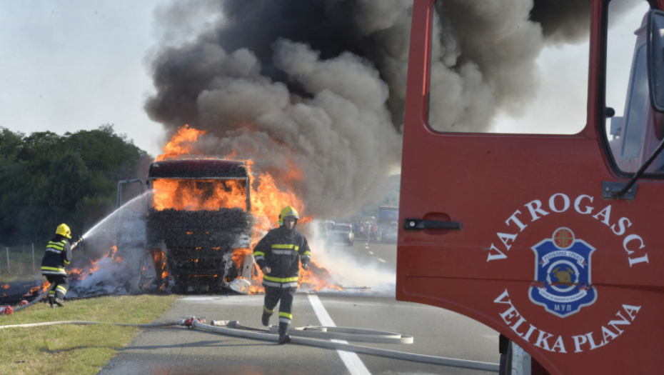Izgoreo kamion na auto-putu kod Krnjeva