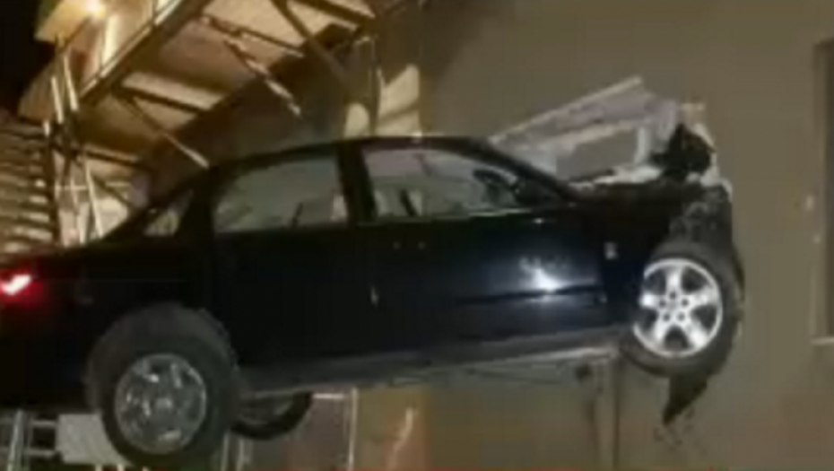 Autom se zabio u zid