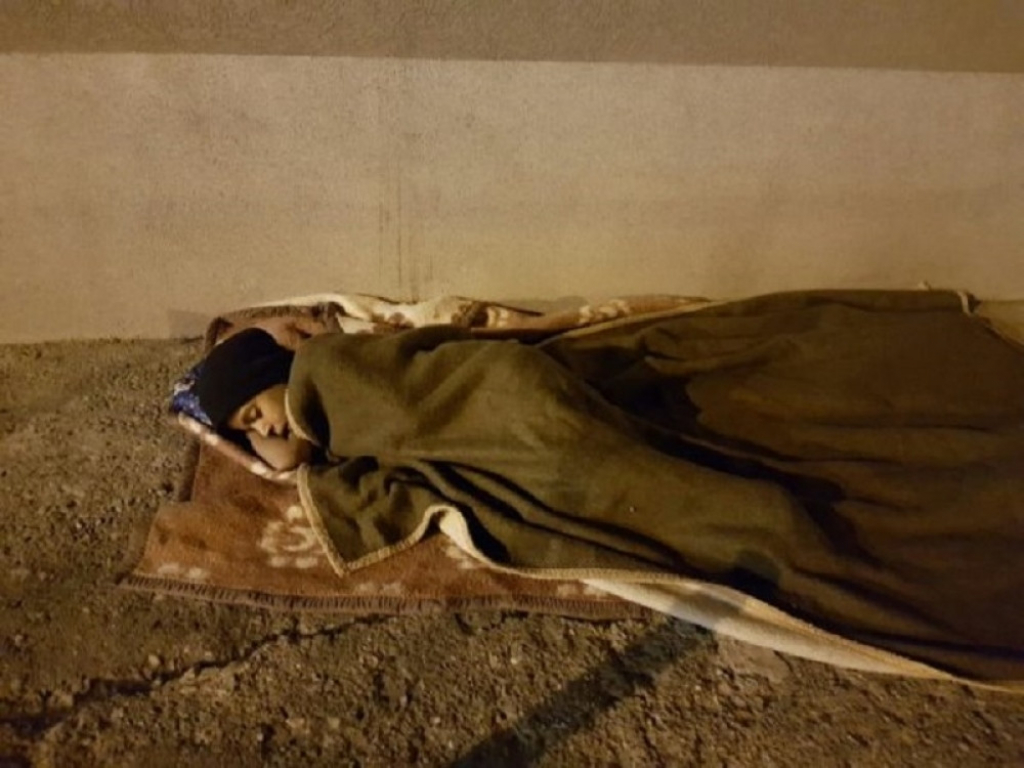 Devojčica spava na ulici u Novom Pazaru