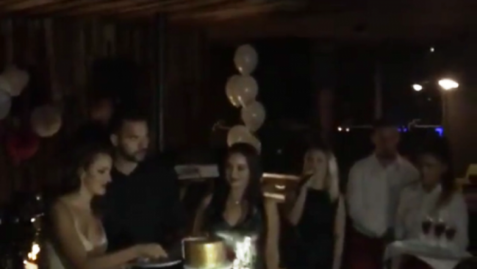 Aleksandra i Filip seku tortu