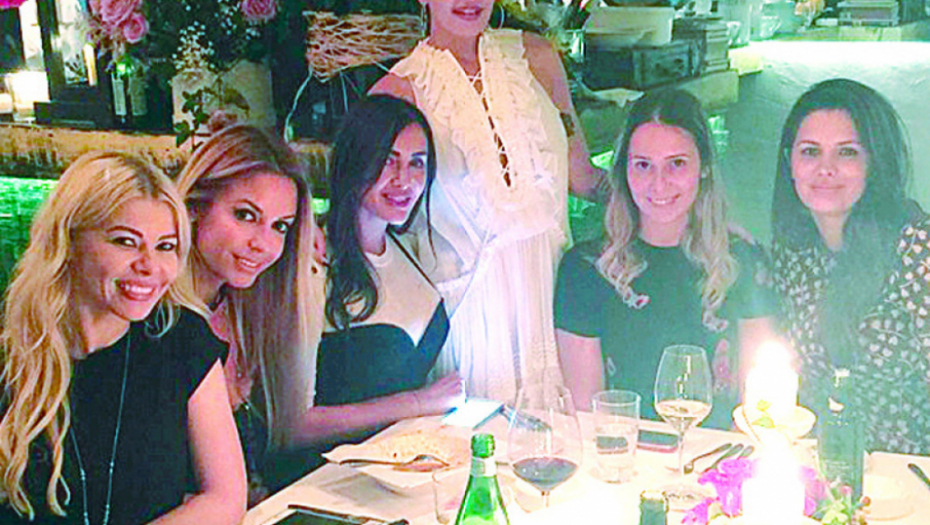 Veselo: Elena Karić sa prijateljicama