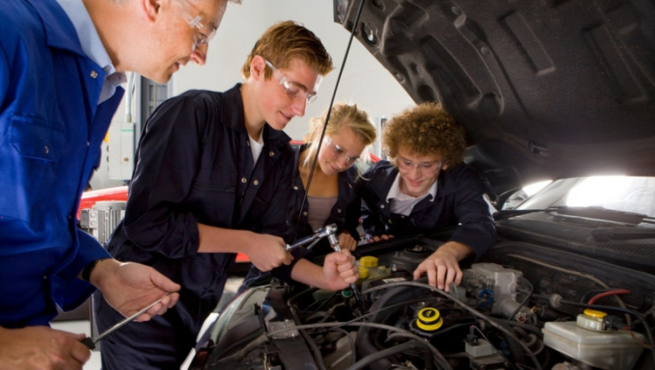 učenici auto mehaničar