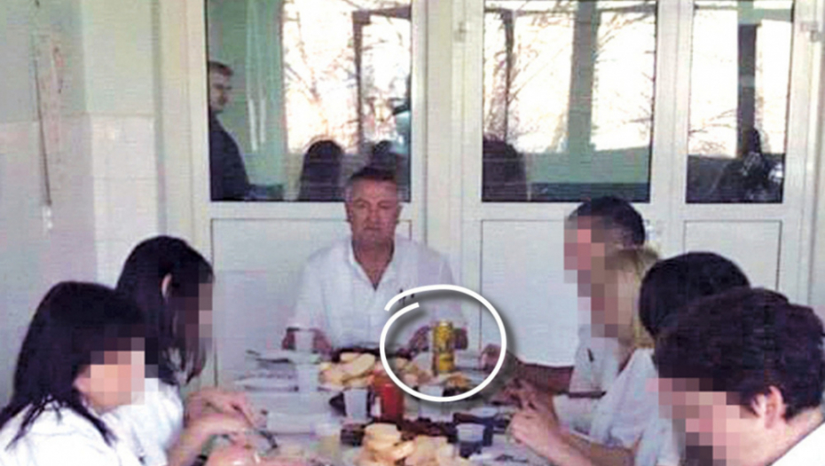 Dr Bojanić uslikan kako pije pivo usred bolnice