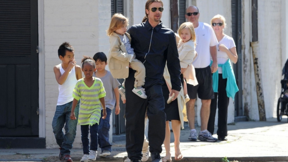 Bred Pit i Anđelina Džoli sa decom