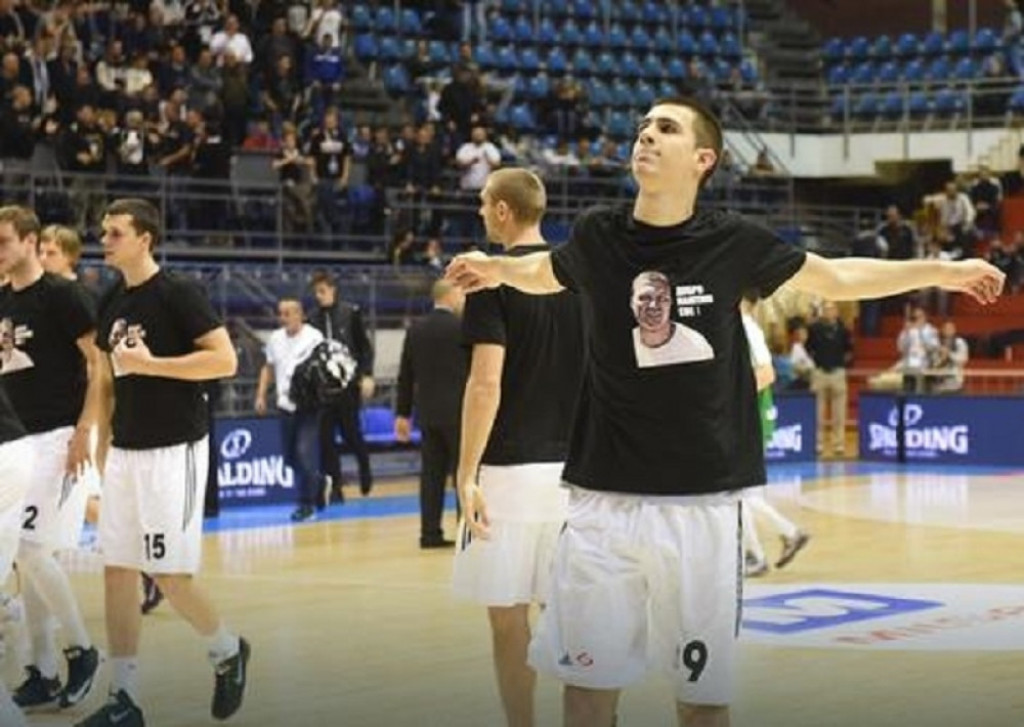 Sale Mutavi na majicama ko&scaron;arka&scaron;a Partizana