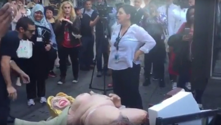 Frka u Njujorku zbog toples statue Hilari Klinton