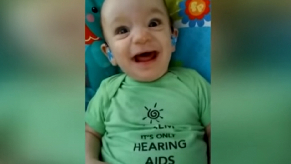 Beba prvi put čula mamin glas