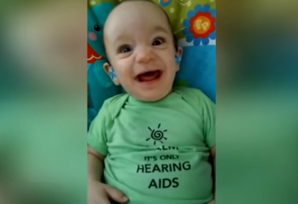 Beba prvi put čula mamin glas