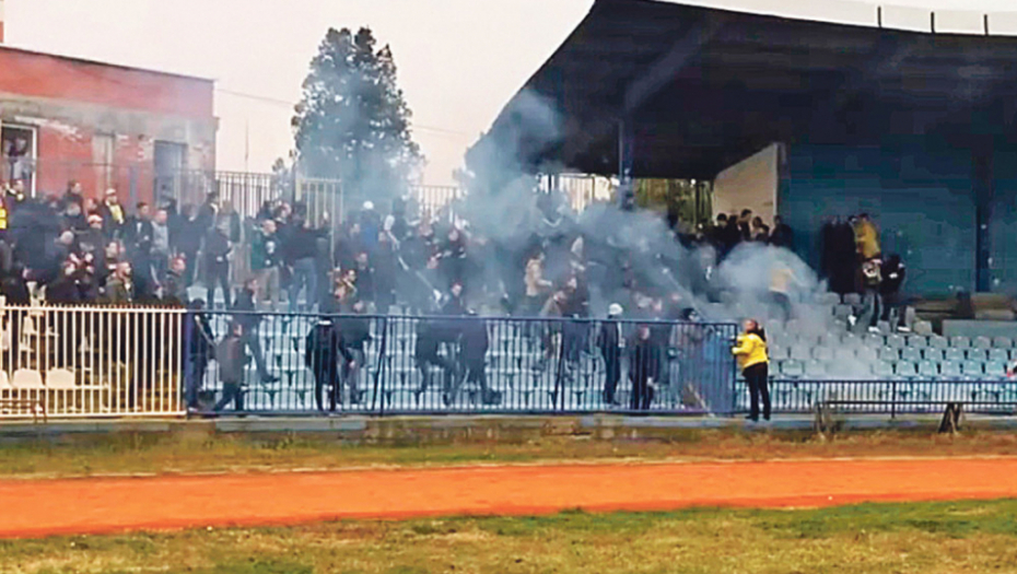Bezumlje na delu: Navijači Zemuna u rušilačkom naletu