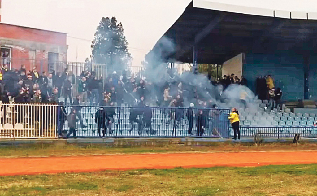 Bezumlje na delu: Navijači Zemuna u rušilačkom naletu