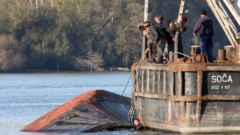 Barža na sred Dunava