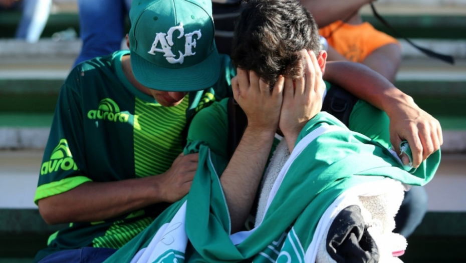 Suze navijača stradalih fudbalera