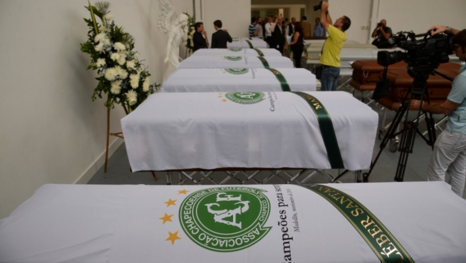 Kovčezi sa telima stradalih fudbalera