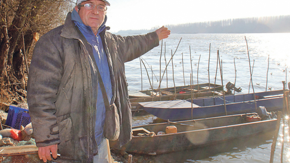 Barža potopila čamac sa dvojicom muškaraca