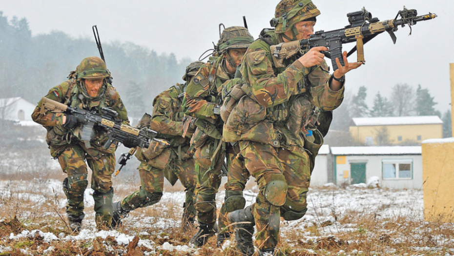 Vojnici  NATO u borbenoj formaciji