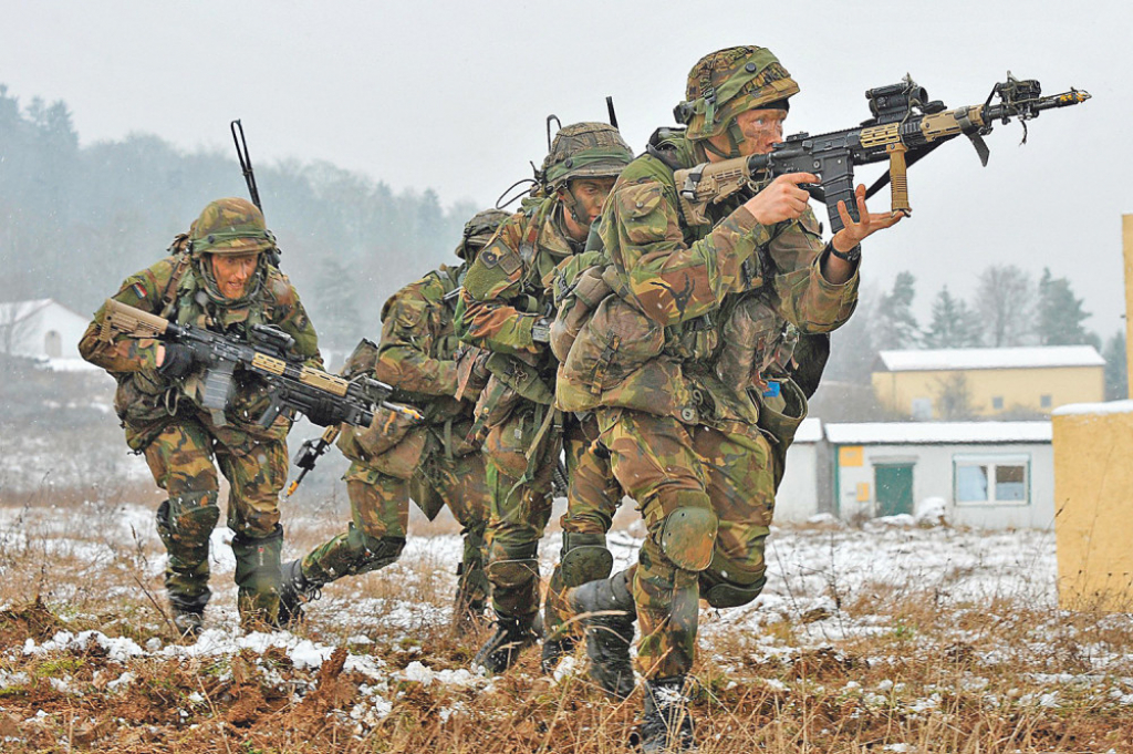 Vojnici NATO u borbenoj formaciji