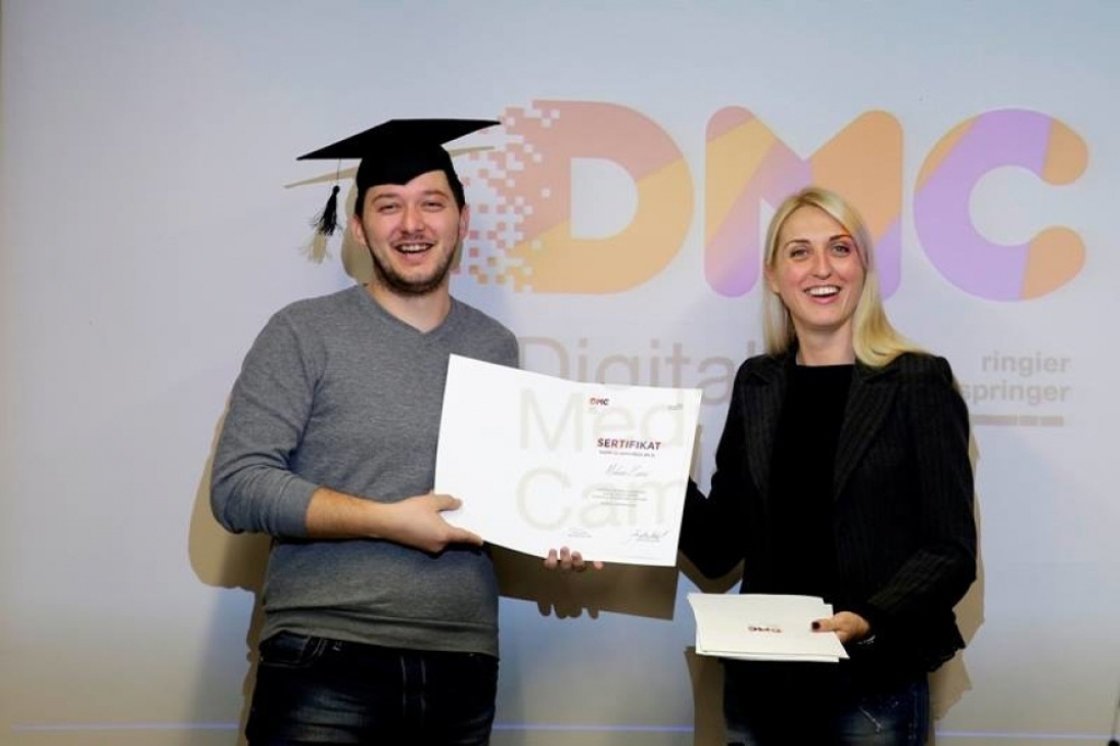 Jelena Drakulić Petrović uručuje diplomu Milanu Zariću  