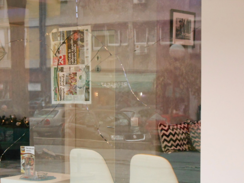 Razbijeni izlog Kafe Vanila