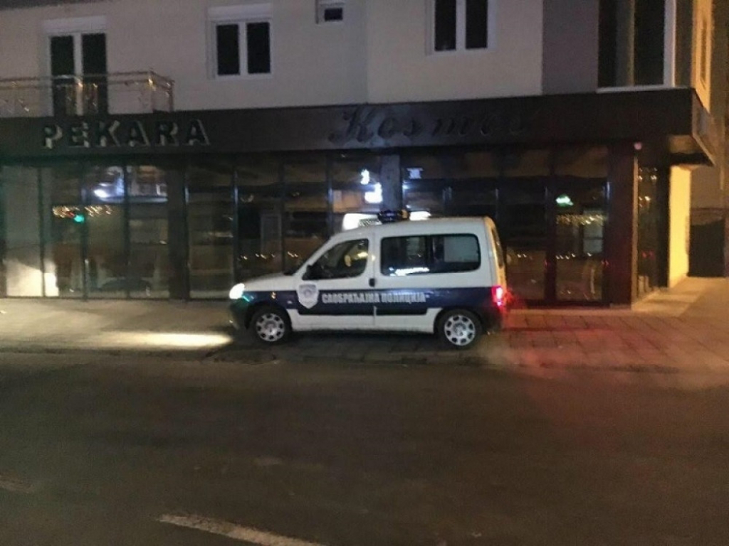 Pijan uleteo u kafić