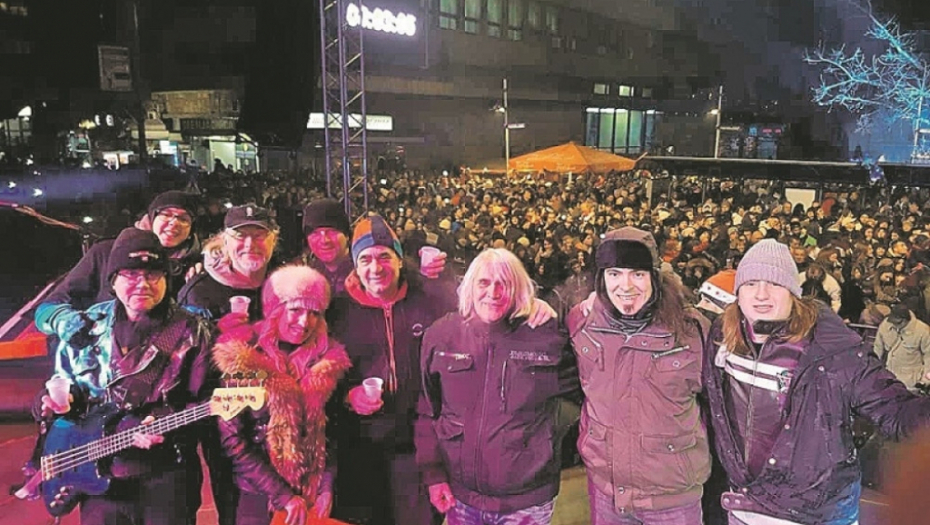 Miša i Bora sa članovima benda i organizatorima