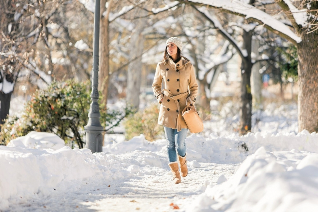 Devojka šetnja odeća zima sneg