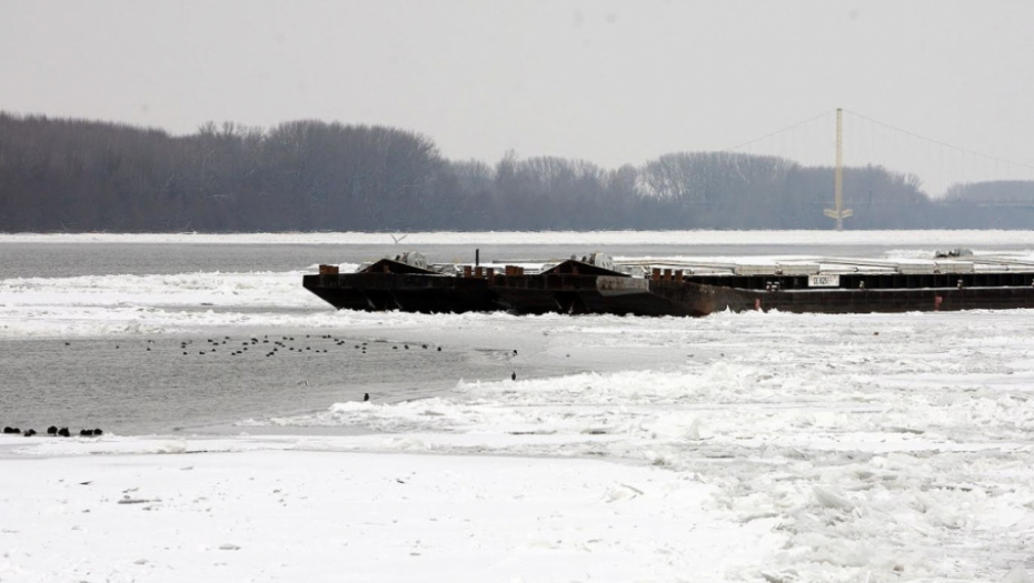 Led okovao barže na Dunavu