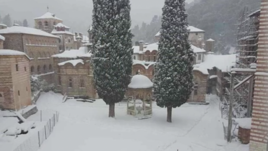 Ne dešava se često da na Svetoj Gori pada sneg