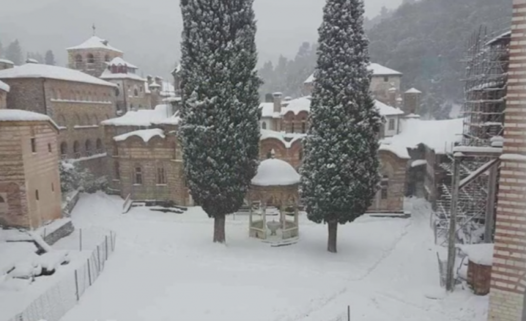 Ne dešava se često da na Svetoj Gori pada sneg