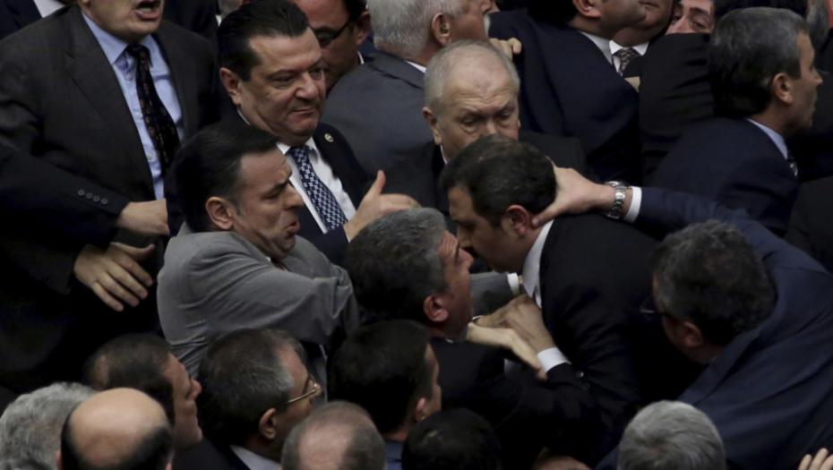 Tuča u turskom parlamentu