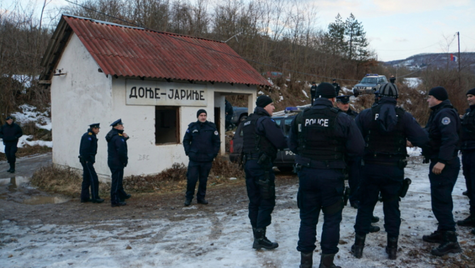 kosovska policija čeka srpski voz na Jarinju