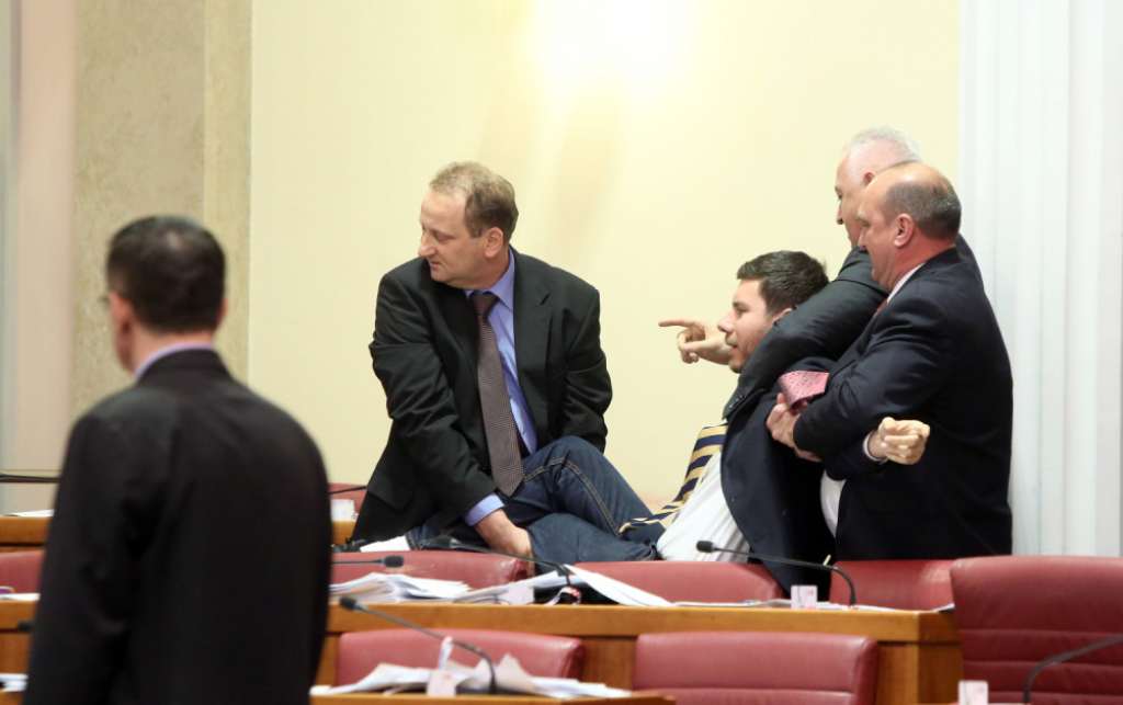 Pernara iznose iz Sabora