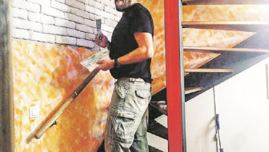 Nigor moleriše po kućama