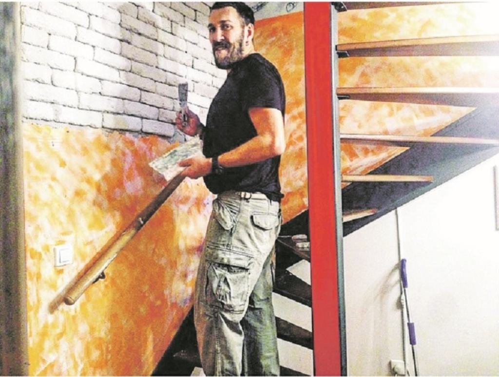 Nigor moleriše po kućama