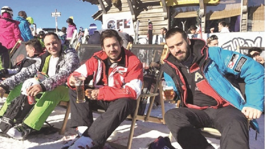 Posle skijanja pivo: Nikola i Marko