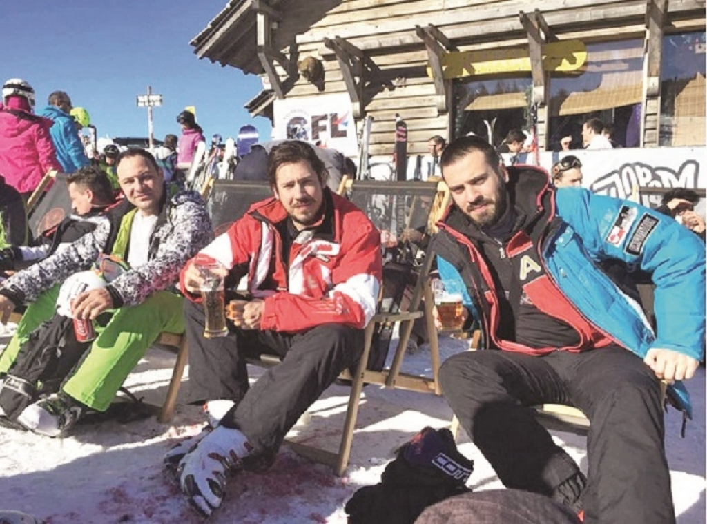 Posle skijanja pivo: Nikola i Marko