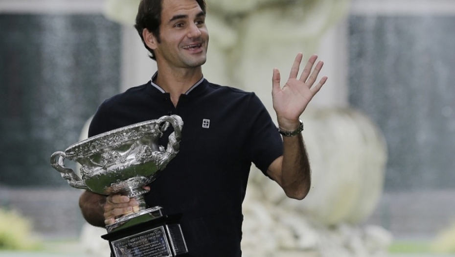 Federer pozira s trofejom šampiona 