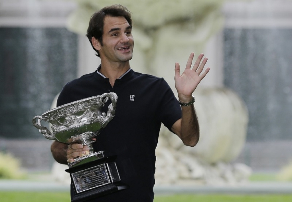Federer pozira s trofejom šampiona