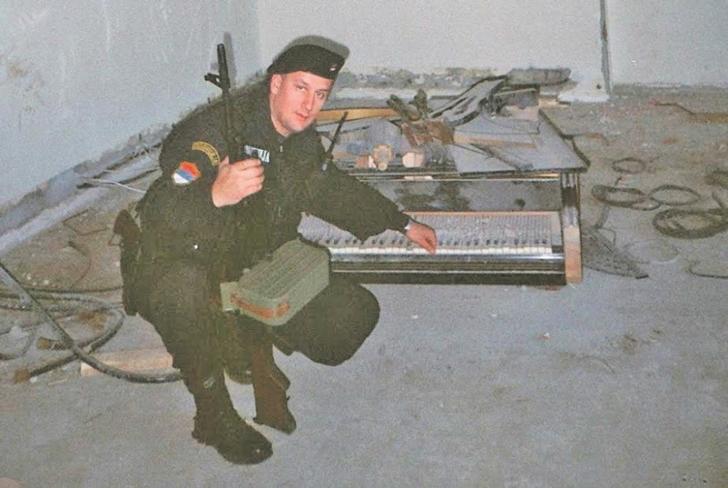 Rudić pored uništenog klavira