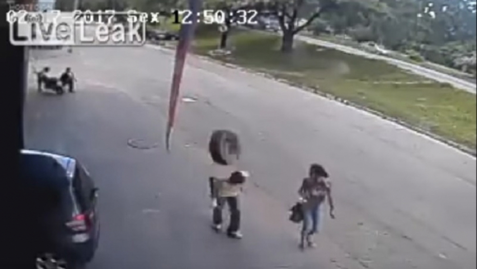 Auto guma ga udarila u glavu