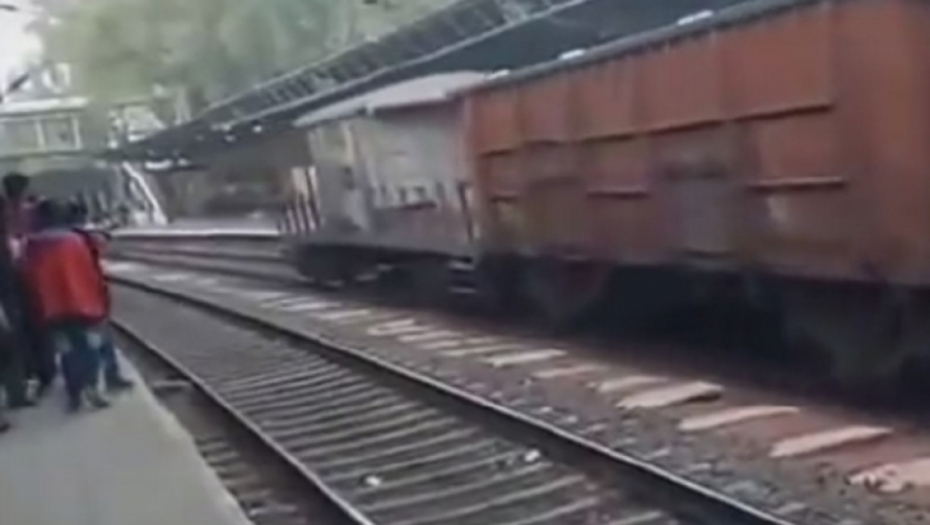 Voz prešao preko Indijke, ona ostala živa