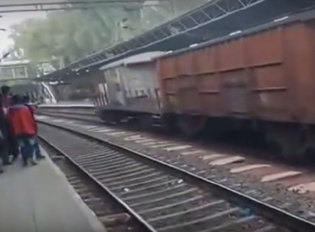 Voz pre&scaron;ao preko Indijke, ona ostala živa