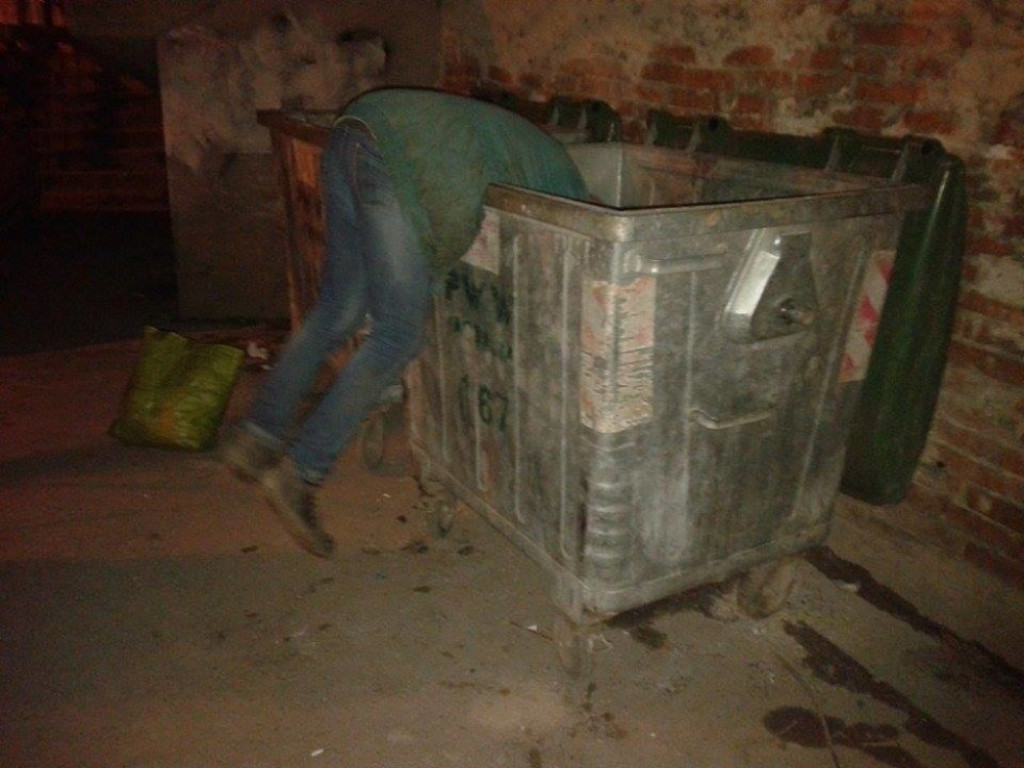 Slobodan Marković traži hranu u kontejnerima