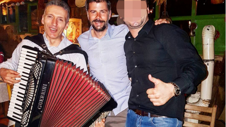 Uz harmoniku je uvek dobar provod: Mateja sa prijateljem