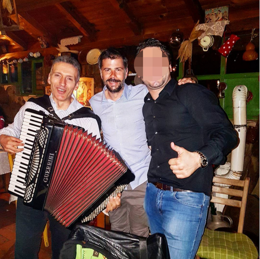 Uz harmoniku je uvek dobar provod: Mateja sa prijateljem