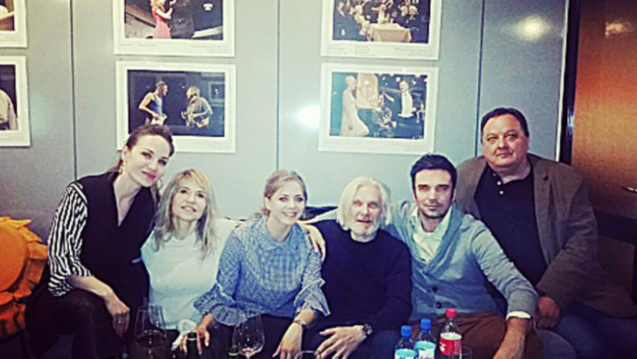 Pevačica sa glumcima nazdravljala nakon predstave