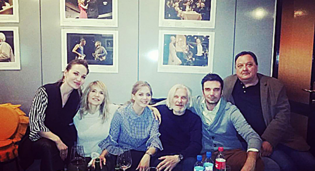 Pevačica sa glumcima nazdravljala nakon predstave