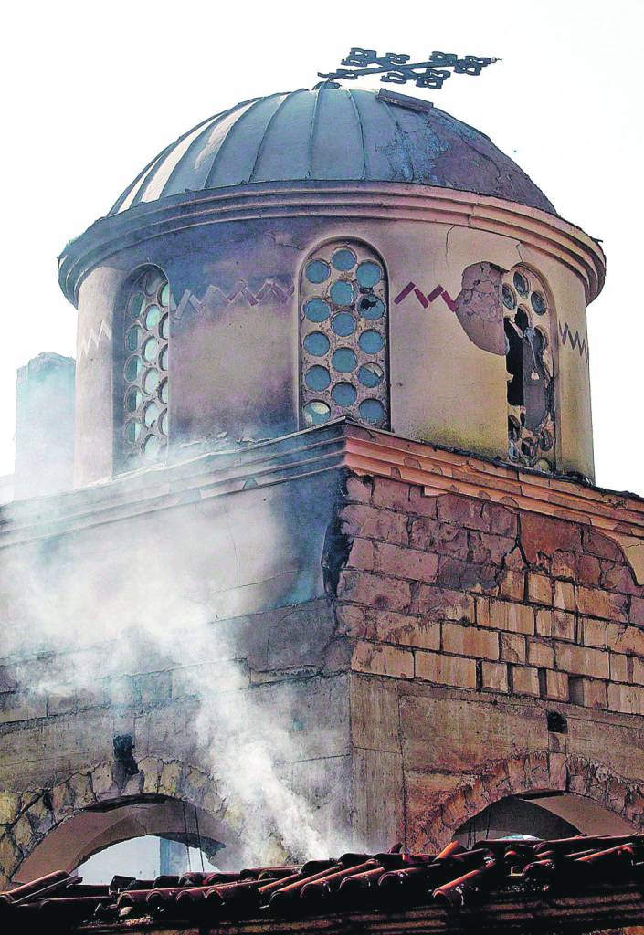 Jedna od zapaljenih crkava na KiM