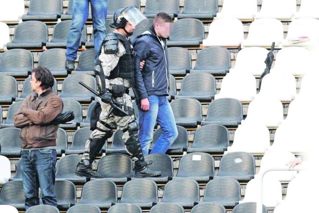 Privođenje na  južnoj tribini