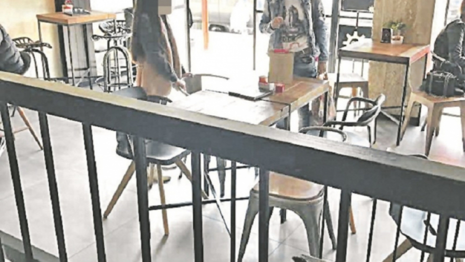 Mina sa ćerkicom u kafiću